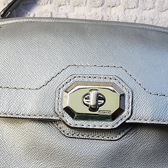 Coach Handbags - Coach Campbell Camera Bag/ Crossbody Silver Metallic Turn Lock EUC